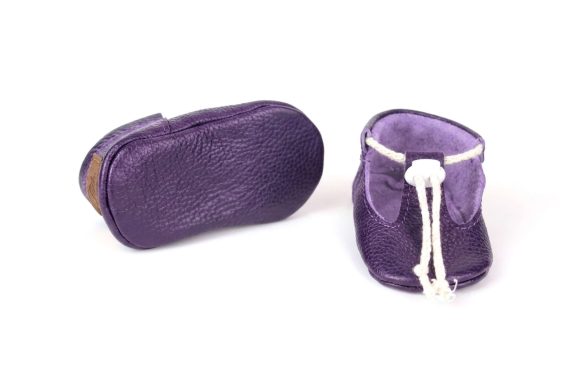 Purple leather baby shoes Soft sole infant moccasins T-strap toddler crib booties Handmade pre-walker slippers Plum violet first walker shoes Drawstring natural lace footwear Zapatos de bebé cuero morado Mocasines de piel suela blanda Calzado infantil recién nacido Lila Leder Krabbelschuhe Weiche Baby Lauflernschuhe Handgefertigte Erstlingsschuhe Scarpine neonato pelle viola Mocassini bebè suola morbida Chaussons bébé cuir violet Mocassins premier pas souples