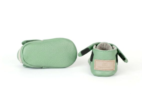 Mint green leather baby shoes Soft sole toddler booties Hook and loop infant moccasins Perforated leather crib shoes Pastel green pre-walker footwear Sage green baby ankle boots Zapatos de bebé cuero verde menta Botines de piel suela blanda Calzado infantil recién nacido Mocasines con cierre de velcro Mintgrüne Leder Krabbelschuhe Weiche Baby Lauflernschuhe Erstlingsschuhe mit Klettverschluss Handgefertigte Babyschuhe Leder Scarpine neonato pelle verde menta Mocassini bebè suola morbida