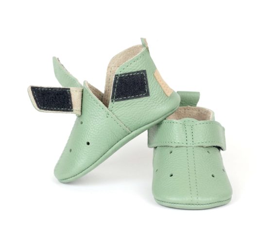 Mint green leather baby shoes Soft sole toddler booties Hook and loop infant moccasins Perforated leather crib shoes Pastel green pre-walker footwear Sage green baby ankle boots Zapatos de bebé cuero verde menta Botines de piel suela blanda Calzado infantil recién nacido Mocasines con cierre de velcro Mintgrüne Leder Krabbelschuhe Weiche Baby Lauflernschuhe Erstlingsschuhe mit Klettverschluss Handgefertigte Babyschuhe Leder Scarpine neonato pelle verde menta Mocassini bebè suola morbida