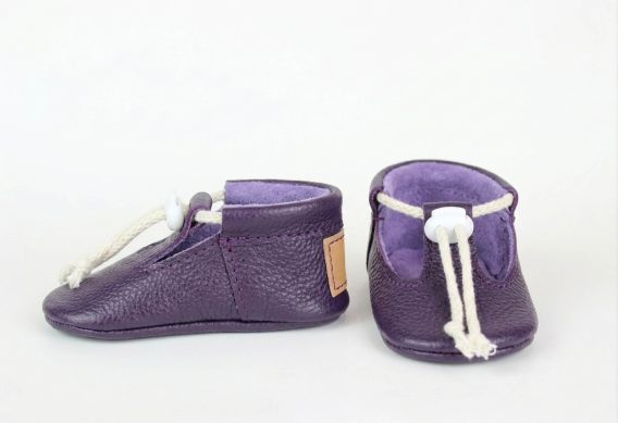 Purple leather baby shoes Soft sole infant moccasins T-strap toddler crib booties Handmade pre-walker slippers Plum violet first walker shoes Drawstring natural lace footwear Zapatos de bebé cuero morado Mocasines de piel suela blanda Calzado infantil recién nacido Lila Leder Krabbelschuhe Weiche Baby Lauflernschuhe Handgefertigte Erstlingsschuhe Scarpine neonato pelle viola Mocassini bebè suola morbida Chaussons bébé cuir violet Mocassins premier pas souples