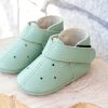 Mint green leather baby shoes Soft sole toddler booties Hook and loop infant moccasins Perforated leather crib shoes Pastel green pre-walker footwear Sage green baby ankle boots Zapatos de bebé cuero verde menta Botines de piel suela blanda Calzado infantil recién nacido Mocasines con cierre de velcro Mintgrüne Leder Krabbelschuhe Weiche Baby Lauflernschuhe Erstlingsschuhe mit Klettverschluss Handgefertigte Babyschuhe Leder Scarpine neonato pelle verde menta Mocassini bebè suola morbida