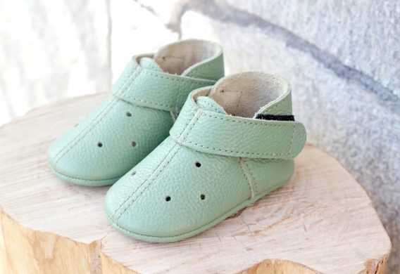 Mint green leather baby shoes Soft sole toddler booties Hook and loop infant moccasins Perforated leather crib shoes Pastel green pre-walker footwear Sage green baby ankle boots Zapatos de bebé cuero verde menta Botines de piel suela blanda Calzado infantil recién nacido Mocasines con cierre de velcro Mintgrüne Leder Krabbelschuhe Weiche Baby Lauflernschuhe Erstlingsschuhe mit Klettverschluss Handgefertigte Babyschuhe Leder Scarpine neonato pelle verde menta Mocassini bebè suola morbida
