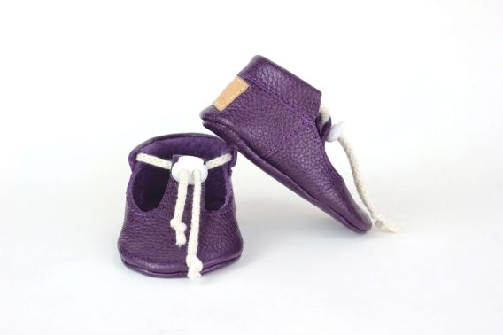 Purple leather baby shoes Soft sole infant moccasins T-strap toddler crib booties Handmade pre-walker slippers Plum violet first walker shoes Drawstring natural lace footwear Zapatos de bebé cuero morado Mocasines de piel suela blanda Calzado infantil recién nacido Lila Leder Krabbelschuhe Weiche Baby Lauflernschuhe Handgefertigte Erstlingsschuhe Scarpine neonato pelle viola Mocassini bebè suola morbida Chaussons bébé cuir violet Mocassins premier pas souples