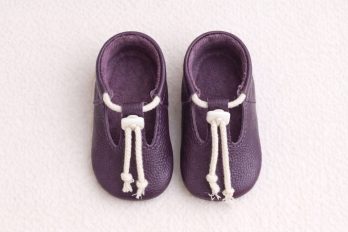 Purple leather baby shoes Soft sole infant moccasins T-strap toddler crib booties Handmade pre-walker slippers Plum violet first walker shoes Drawstring natural lace footwear Zapatos de bebé cuero morado Mocasines de piel suela blanda Calzado infantil recién nacido Lila Leder Krabbelschuhe Weiche Baby Lauflernschuhe Handgefertigte Erstlingsschuhe Scarpine neonato pelle viola Mocassini bebè suola morbida Chaussons bébé cuir violet Mocassins premier pas souples Purple leather baby shoes Soft sole infant moccasins T-strap toddler crib booties Handmade pre-walker slippers Plum violet first walker shoes Drawstring natural lace footwear Zapatos de bebé cuero morado Mocasines de piel suela blanda Calzado infantil recién nacido Lila Leder Krabbelschuhe Weiche Baby Lauflernschuhe Handgefertigte Erstlingsschuhe Scarpine neonato pelle viola Mocassini bebè suola morbida Chaussons bébé cuir violet Mocassins premier pas souples
