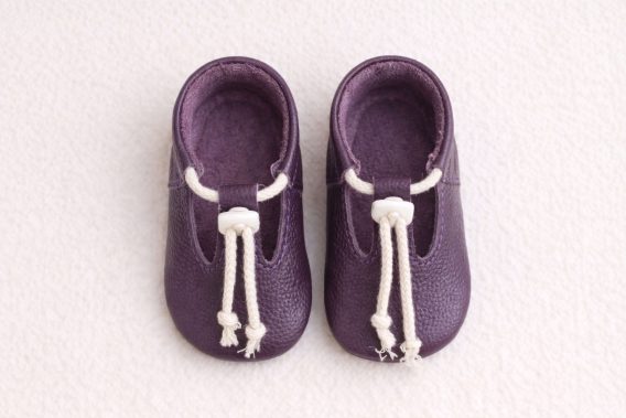 9 Purple leather baby shoes Soft sole infant moccasins T-strap toddler crib booties Handmade pre-walker slippers Plum violet first walker shoes Drawstring natural lace footwear Zapatos de bebé cuero morado Mocasines de piel suela blanda Calzado infantil recién nacido Lila Leder Krabbelschuhe Weiche Baby Lauflernschuhe Handgefertigte Erstlingsschuhe Scarpine neonato pelle viola Mocassini bebè suola morbida Chaussons bébé cuir violet Mocassins premier pas souples