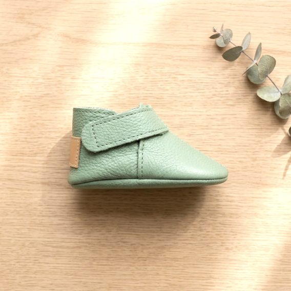 Mint green leather baby shoes Soft sole toddler booties Hook and loop infant moccasins Perforated leather crib shoes Pastel green pre-walker footwear Sage green baby ankle boots Zapatos de bebé cuero verde menta Botines de piel suela blanda Calzado infantil recién nacido Mocasines con cierre de velcro Mintgrüne Leder Krabbelschuhe Weiche Baby Lauflernschuhe Erstlingsschuhe mit Klettverschluss Handgefertigte Babyschuhe Leder Scarpine neonato pelle verde menta Mocassini bebè suola morbida