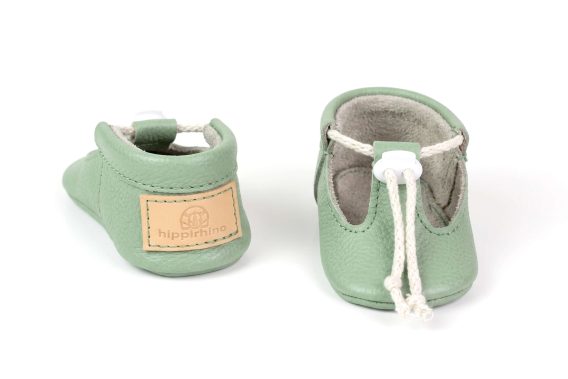 Mint green leather baby shoes Soft sole infant moccasins T-strap toddler crib booties Handmade pre-walker slippers Drawstring natural lace footwear Zapatos de bebé cuero verde menta Mocasines de piel suela blanda Calzado infantil recién nacido Mintgrüne Leder Krabbelschuhe Weiche Baby Lauflernschuhe Handgefertigte Erstlingsschuhe Scarpine neonato pelle verde menta Mocassini bebè suola morbida Chaussons bébé cuir vert menthe Mocassins premier pas souples
