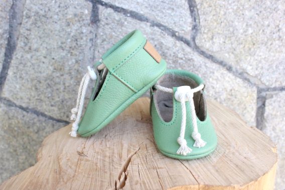 Mint green leather baby shoes Soft sole infant moccasins T-strap toddler crib booties Handmade pre-walker slippers Drawstring natural lace footwear Zapatos de bebé cuero verde menta Mocasines de piel suela blanda Calzado infantil recién nacido Mintgrüne Leder Krabbelschuhe Weiche Baby Lauflernschuhe Handgefertigte Erstlingsschuhe Scarpine neonato pelle verde menta Mocassini bebè suola morbida Chaussons bébé cuir vert menthe Mocassins premier pas souples