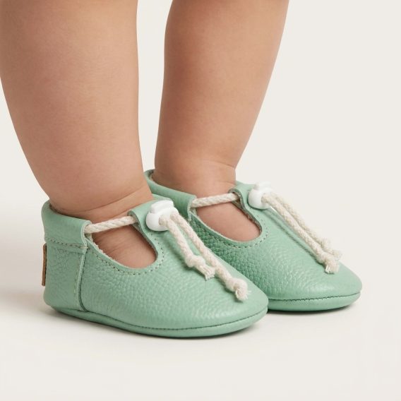 Mint green leather baby shoes Soft sole infant moccasins T-strap toddler crib booties Handmade pre-walker slippers Drawstring natural lace footwear Zapatos de bebé cuero verde menta Mocasines de piel suela blanda Calzado infantil recién nacido Mintgrüne Leder Krabbelschuhe Weiche Baby Lauflernschuhe Handgefertigte Erstlingsschuhe Scarpine neonato pelle verde menta Mocassini bebè suola morbida Chaussons bébé cuir vert menthe Mocassins premier pas souples