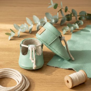 Mint green leather baby shoes Soft sole infant moccasins T-strap toddler crib booties Handmade pre-walker slippers Drawstring natural lace footwear Zapatos de bebé cuero verde menta Mocasines de piel suela blanda Calzado infantil recién nacido Mintgrüne Leder Krabbelschuhe Weiche Baby Lauflernschuhe Handgefertigte Erstlingsschuhe Scarpine neonato pelle verde menta Mocassini bebè suola morbida Chaussons bébé cuir vert menthe Mocassins premier pas souples