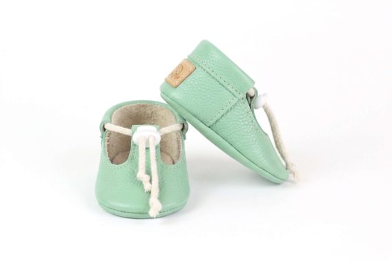 Mint green leather baby shoes Soft sole infant moccasins T-strap toddler crib booties Handmade pre-walker slippers Drawstring natural lace footwear Zapatos de bebé cuero verde menta Mocasines de piel suela blanda Calzado infantil recién nacido Mintgrüne Leder Krabbelschuhe Weiche Baby Lauflernschuhe Handgefertigte Erstlingsschuhe Scarpine neonato pelle verde menta Mocassini bebè suola morbida Chaussons bébé cuir vert menthe Mocassins premier pas souples