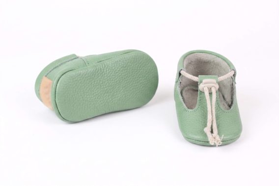 Mint green leather baby shoes Soft sole infant moccasins T-strap toddler crib booties Handmade pre-walker slippers Drawstring natural lace footwear Zapatos de bebé cuero verde menta Mocasines de piel suela blanda Calzado infantil recién nacido Mintgrüne Leder Krabbelschuhe Weiche Baby Lauflernschuhe Handgefertigte Erstlingsschuhe Scarpine neonato pelle verde menta Mocassini bebè suola morbida Chaussons bébé cuir vert menthe Mocassins premier pas souples